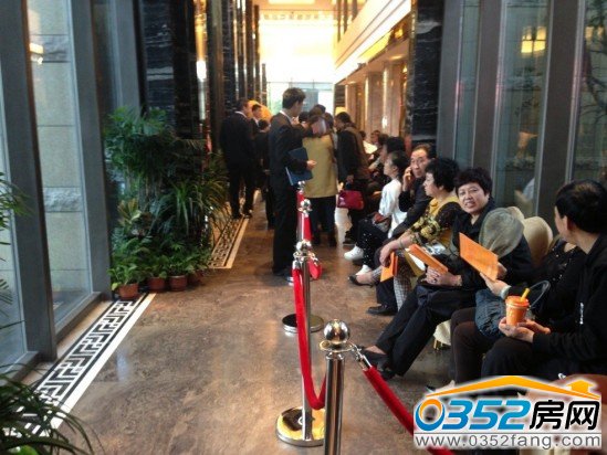 等候區等待發號的市民