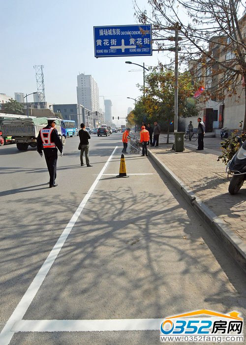 施工人員正在噴涂停車位標(biāo)線