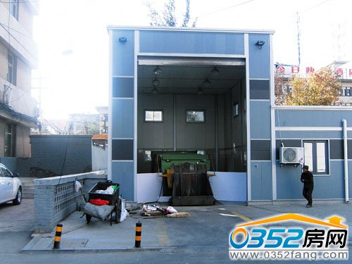 新式垃圾箱現(xiàn)街頭