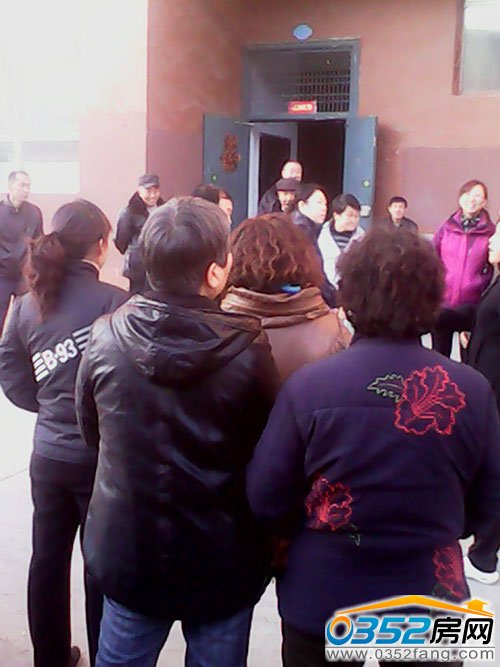 18日下午云錦里業主聚在一起質疑物業不作為