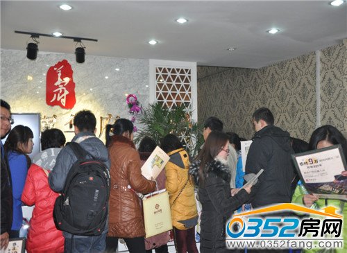 房網(wǎng)網(wǎng)友向觀瀾華府置業(yè)顧問詳細(xì)了解項(xiàng)目信息