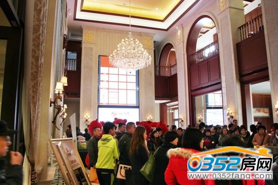 現(xiàn)場(chǎng)看房市民對(duì)加推的13#樓興趣頗大