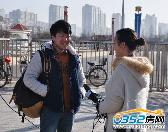 市民與0352房網(wǎng)的工作人員進(jìn)行交流
