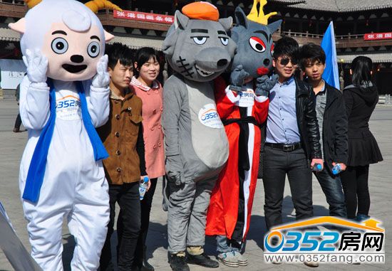 市民和0352房網(wǎng)卡通人一起合影