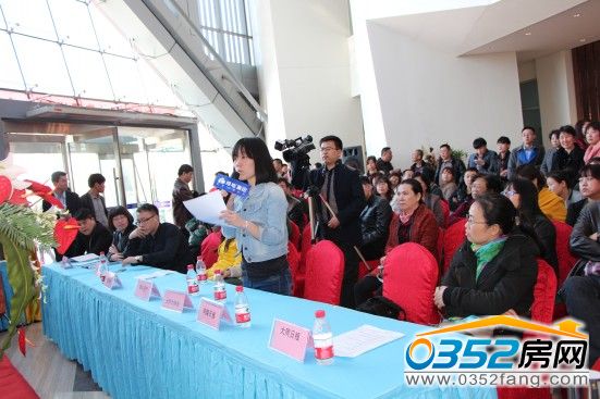 媒體針對物業服務、商業投資等問題向綠地相關負責人進行了提問