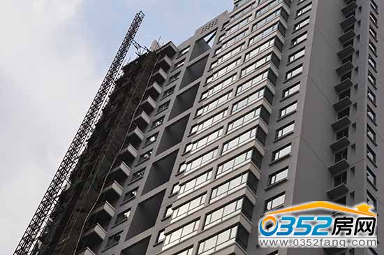 府南街8號 府南街8號項目安裝住戶玻璃過程中