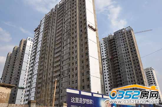 紫潤芳庭 紫潤芳庭項目現處于外立面粉刷階段