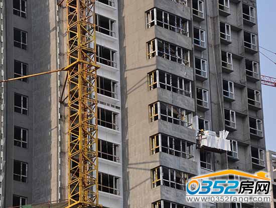 紫潤芳庭 紫潤芳庭項目部分樓體正在貼保溫層