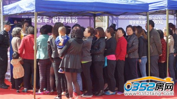 等待進(jìn)入綠地世紀(jì)城接待中心的到訪者排起長(zhǎng)隊(duì)