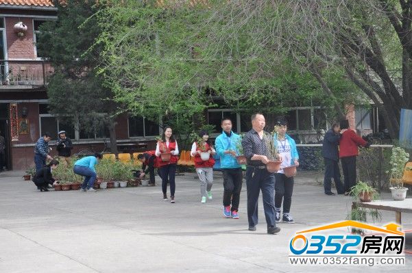 院長和我們千禧義工們一起搬運花盆準備栽種