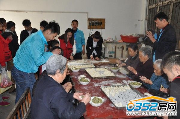 臨近中午,千禧義工們為養老院的老人包水餃