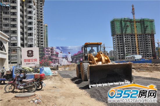 小區外圍道路正在緊張施工