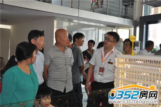 客戶與置業顧問交流