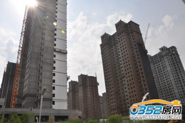 親水灣龍園部分樓座窗戶、玻璃已經(jīng)安裝完畢(2014.7.1)