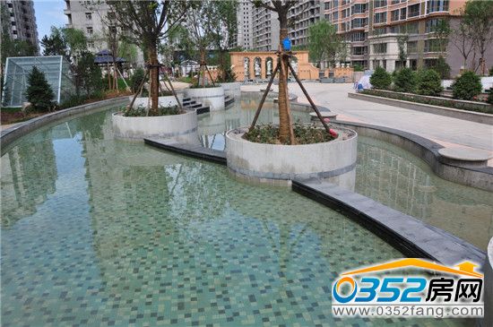 小區(qū)正門水系實(shí)景圖