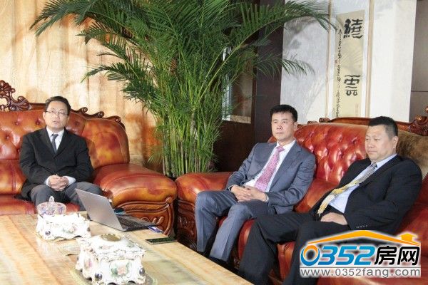 新世界百貨華北區(qū)項(xiàng)目開發(fā)部副總經(jīng)理徐速、業(yè)務(wù)拓展部總經(jīng)理徐瑩、首席代表王琳