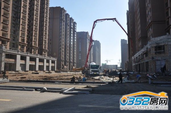 親水灣龍園小區內部道路正在修建(2014.8.14)