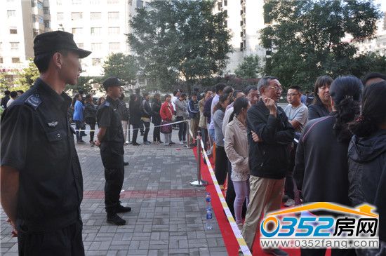 售樓處外等待認購的準業(yè)主