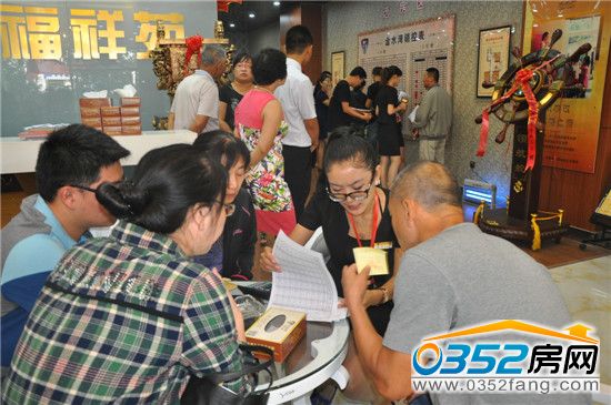 購房者向置業(yè)顧問咨詢相關信息