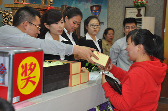 金水灣項目負責人向房網網友發放獎品