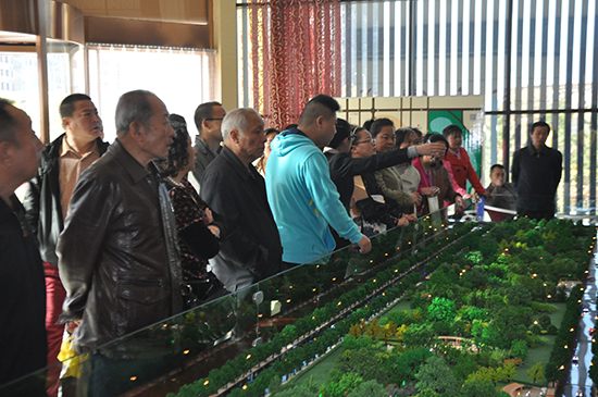 睿和錦城置業顧問向0352房網網友介紹項目詳情