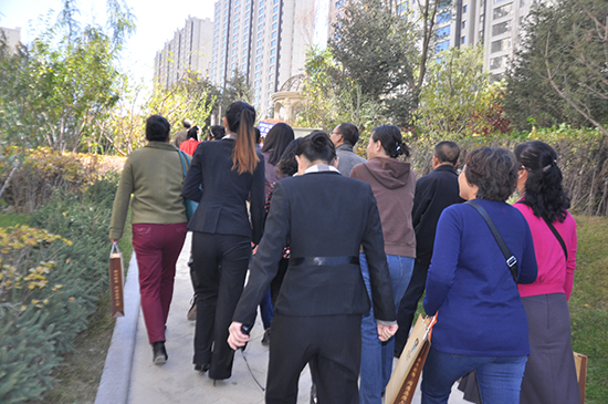 0352房網網友一起參觀御龍庭項目的樣板間