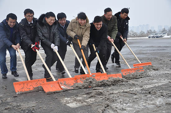 千禧御東畫卷工作人員集體清掃沿街積雪