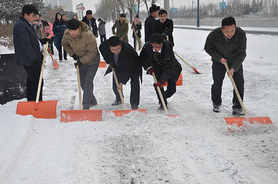 千禧御東畫卷領導帶領員工集體掃雪