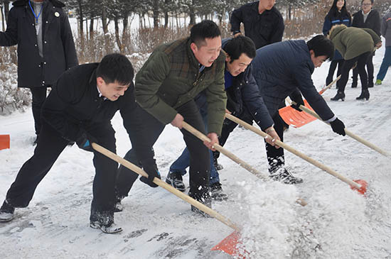 千禧御東畫卷員工眾志成城團結掃雪