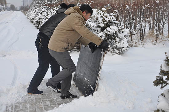 千禧御東畫卷員工掃雪互相幫助