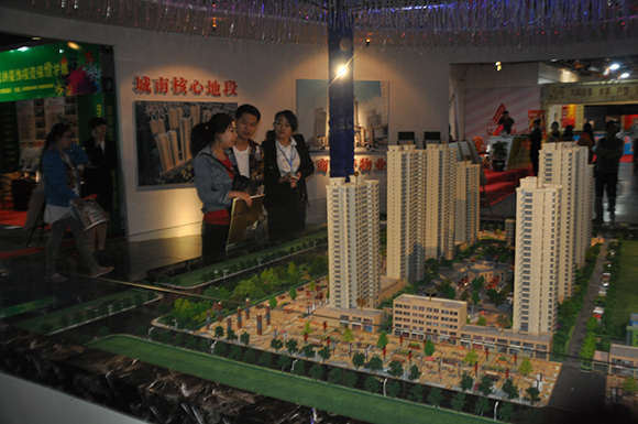 展區沙盤,銷售顧問給顧客講解