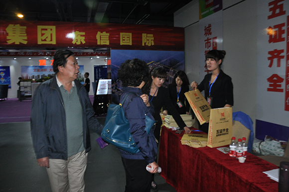 置業(yè)顧問(wèn)為購(gòu)房者介紹項(xiàng)目