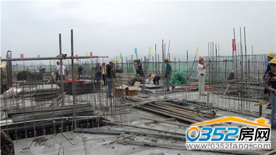 工人師傅在做封頂前最后的準備