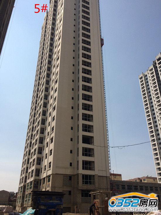 金水灣工程實景圖5#地暖已鋪完,正在做防火門窗。