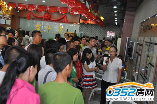 金水灣銷售顧問(wèn)為購(gòu)房者講解