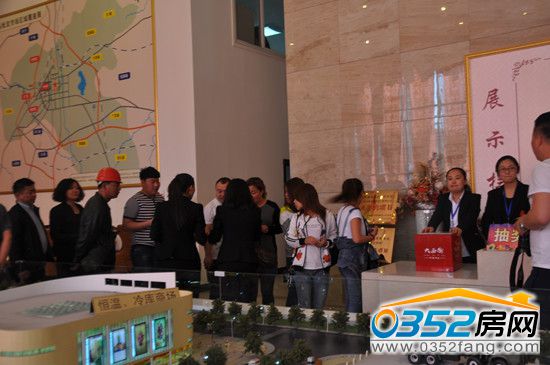 1414541912980468d33501.jpg 有序排隊(duì)_副本.jpg