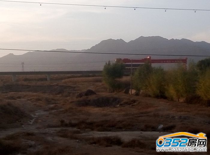 181125013254346c783174.jpg 遠(yuǎn)處是正在上梁的大張高鐵天鎮(zhèn)張家莊段.jpg