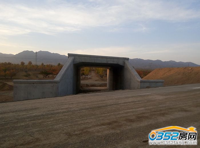 181135405e465887099415.jpg 橋涵,南北隔開了一條田間小路,貌似以后可以通人。.jpg