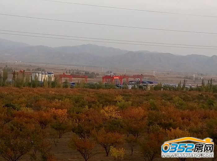 18115520742537f7087728.jpg 遠(yuǎn)處是離高鐵線三百米位于省道201南的制梁現(xiàn)場..jpg