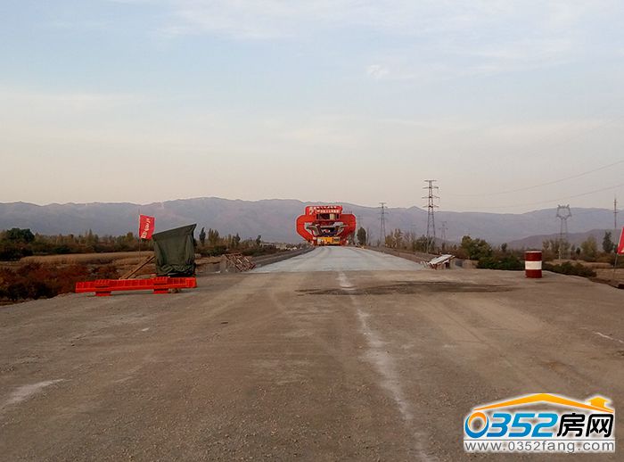 18120150b81ae3fe717937.jpg 遠(yuǎn)處的龐然大物,上梁全靠它了..jpg