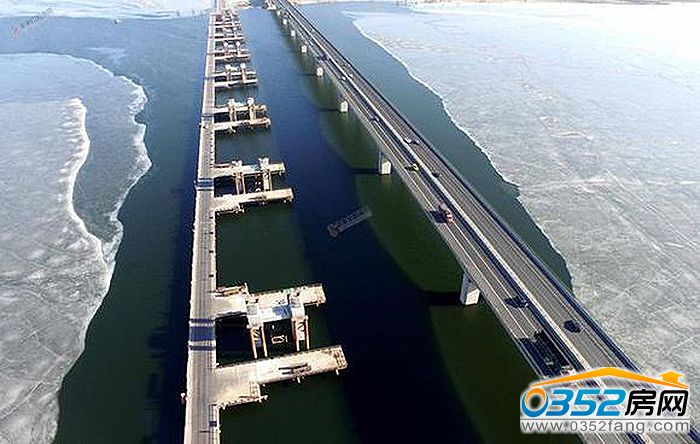 17112228ed0d9f3be77592.jpg 橫跨官?gòu)d水庫(kù)的京張高鐵特大橋(左)與京張高速公路特大橋.jpg