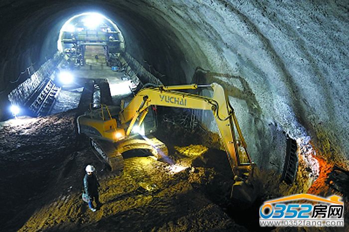 171122485d57a81b7b8185.jpg 施工機(jī)械在京張高鐵下花園段隧道施工。.jpg