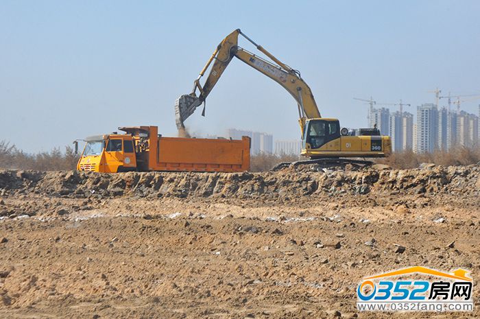 281454480d85fe29075273.jpg 正在作業的挖土機.JPG