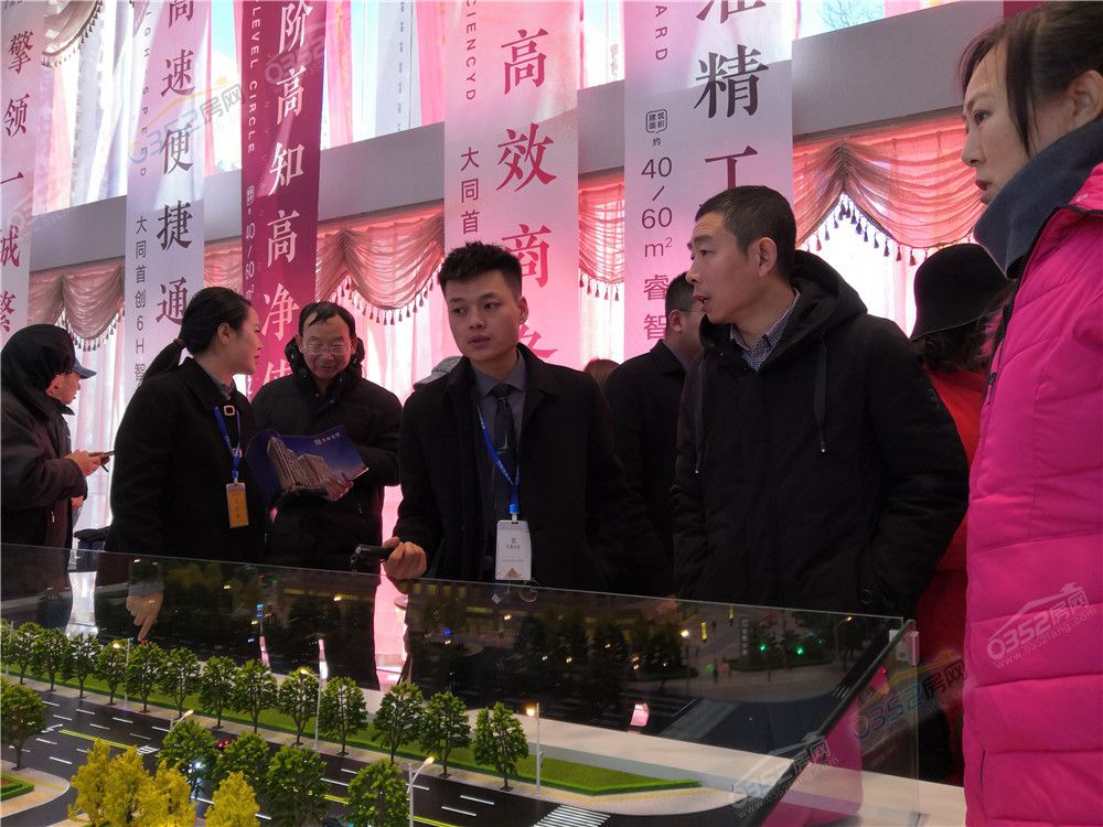 161642493e1b52bd196845.jpg 置業顧問現場講解.jpg