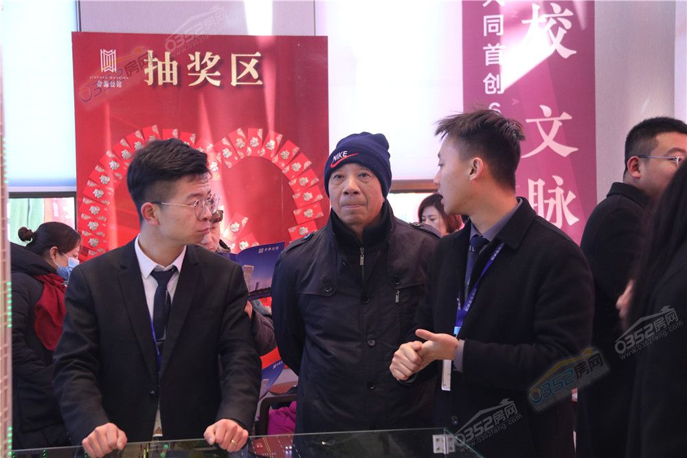 16164256b1b59fc56b8892.jpg 置業顧問現場講解 (2).jpg