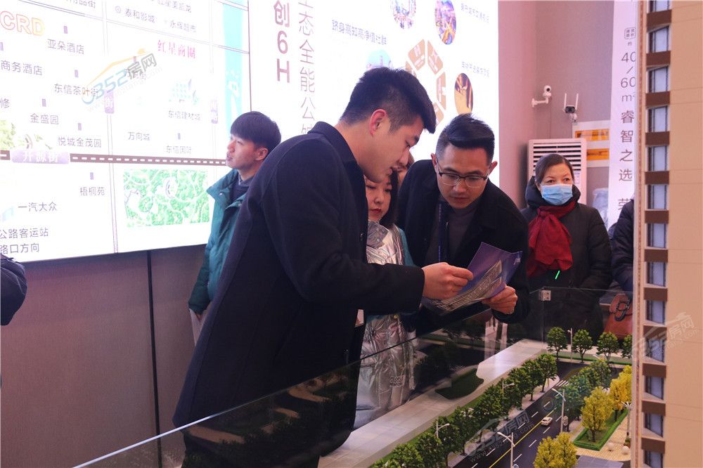 161643062225f480534371.jpg 置業顧問現場講解 (3).jpg