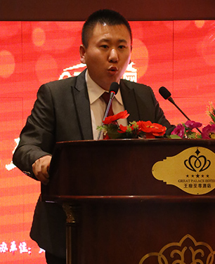 0352房網總經理楊棟梁上臺發言